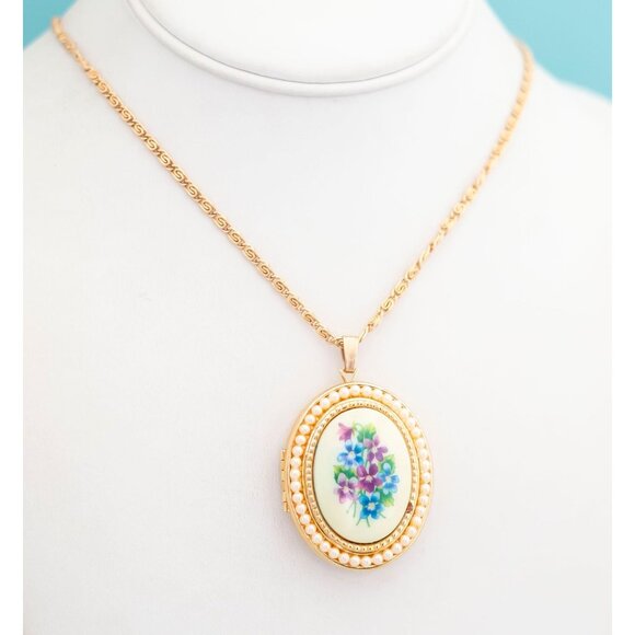Vintage Golden Floral Locket Necklace - 24 inch - Avon - L2 - Picture 4 of 5